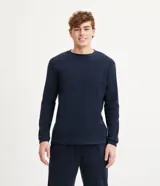 Pijama masculino de dos piezas confeccionado en tejido fleece texturizado. Incluye una remera de manga larga con cuello redondo y puños ajustados, y un pantalón tipo jogger con cintura elástica, cordón de ajuste y bolsillos laterales.