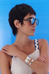 Lentes de sol negros con forma geométrica, con protección UV400 y polarizado.