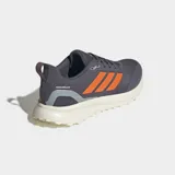 Championes de running Adidas Runfalcon 5 TR, diseñados para senderos y terrenos irregulares. Presentan un empeine de malla gris con acabado repelente al agua, detalles en naranja y suela Adiwear con tacos para mayor agarre. Incluyen mediasuela con amortiguación Cloudfoam.