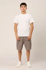 Bermuda cargo color gris con bolsillos laterales y corte a la rodilla.