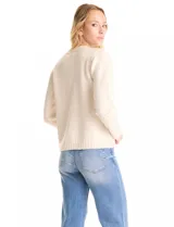 Buzo color beige de tejido suave con bordados florales de ramas y hojas en canutillos al tono en la parte delantera y mangas. Escote, puños y ruedo con terminación en rib acanalado.