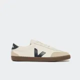 Championes Veja modelo Volley, color blanco con logo lateral en azul marino y detalles en beige.