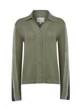 Cardigan de punto color verde militar, de manga larga con detalles calados y terminaciones de crochet en cuello camisero y tapeta frontal. Cuenta con cierre de botones tono sobre tono.