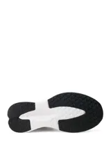 Championes deportivos Umbro Vanta de color negro con suela blanca y detalles en gris.