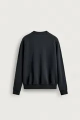Sudadera regular fit color azul, de cuello redondo, manga larga ranglán y efecto lavado con acabados en rib.