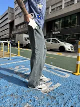 Jean de corte baggy con diseño de paneles laterales y costuras reforzadas, en tono gris lavado con efecto desgastado.