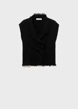 Top de tweed negro con cuello en V, diseño cruzado y terminaciones deshilachadas. Presenta un corte entallado sin mangas y detalle fruncido en la parte frontal.