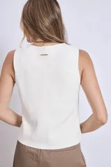 Chaleco de punto color crema con escote en V y cierre frontal con botones a tono.