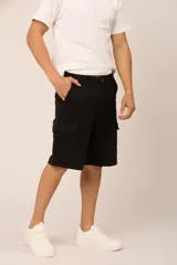 Bermuda cargo negra de gabardina con licra, corte a la rodilla y bolsillos laterales tipo cargo.