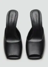 Zapato destalonado negro de piel caprina, con tacón tipo embudo y punta cuadrada.
