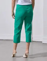 Pantalón capri de gabardina elastizada color beige, marca Zac & Reachel. Pretina ancha elastizada. Delantera y trasera con bolsillos simulados.