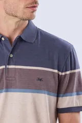 Remera polo de manga corta con diseño de franjas horizontales en tonos azul, beige, marrón y celeste. Cuenta con cuello camisero, cierre frontal de dos botones y pequeño logo bordado en el pecho.