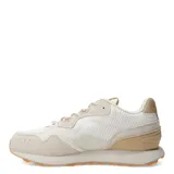 Championes urbanos Topper modelo Recife, en tonos beige y crema. Presentan una combinación de paneles de gamuza y tejido textil acanalado, con cierre de cordones y suela de goma en tono caramelo.