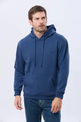 Canguro con capucha de color gris oscuro, confeccionado en tejido de felpa con interior de micropolar. Presenta cordones ajustables en la capucha y un pequeño logo bordado en el pecho.