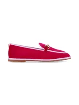 Mocasín de terciopelo color fucsia con ribetes en contraste color rosa claro, suela plana y detalle de herraje metálico dorado en el empeine.