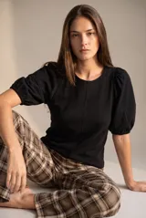 Remera de algodón negro con mangas cortas abullonadas, cuello redondo y costura central frontal.