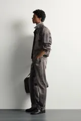 Campera de denim de algodón color gris oscuro con efecto lavado, corte regular fit, cuello solapa y bolsillos frontales con solapa.