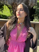 Collar corto con cuentas de cerámica y acrílico de colores, tiento sintético y dije de resina en forma de hoja de palmera color coral.