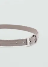 Cinturón fino de efecto piel de cocodrilo en color gris, con hebilla metálica rectangular plateada.