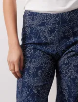 Bermuda a la rodilla con estampado de rayas verticales azules y blancas, pretina ancha elastizada.