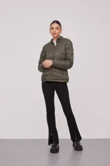 Campera puffer verde militar con cierre frontal y bolsillos laterales con cierre.