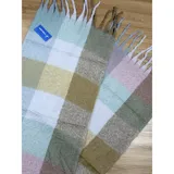Bufanda rectangular de tejido grueso con diseño de cuadros en tonos azul, naranja, gris y beige, terminada con flecos en los extremos.