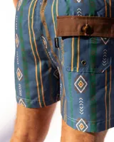 Short de baño azul con estampado geométrico en tonos marrón, verde y amarillo. Tiene cintura elástica con cordón ajustable.