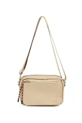 Bandolera de diseño compacto en color beige, confeccionada en material sintético resistente. Cuenta con un compartimento principal con cierre, un bolsillo frontal con cierre y tiradores decorativos de cordón trenzado. Incluye una correa larga ajustable para llevar al hombro o cruzada.