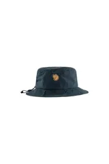 Gorro tipo bucket Fjallraven Travellers MT, color gris oscuro, con logo de la marca en cuero en el frente y cordón ajustable.