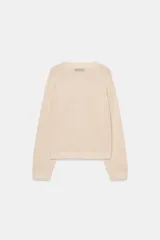 Sweater de punto color beige con cuello redondo, manga larga y cierre frontal parcial con botones. Presenta terminaciones en rib en cuello, puños y dobladillo.