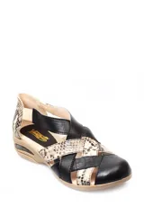 Zapato abierto negro con tiras de cuero trenzado y estampado animal print, suela color caramelo con burbuja de aire.