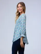 Blusa de seda fría estampada con cuello a la base y escote en V. Tiene mangas 3/4 con puño fruncido.