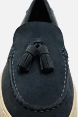 Mocasín casual azul marino de piel serraje con detalle de borlas en el empeine y suela recubierta de yute.