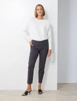 Pantalón negro de gabardina elastizada, marca Zac & Rachel. Corte recto, pretina ancha pespunteada, bolsillos simulados y largo al tobillo.