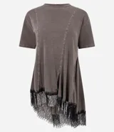 Remera verde militar de algodón con efecto desteñido, cuello redondo, mangas cortas, recortes asimétricos y detalle de encaje negro en el bajo irregular.