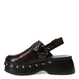 Zuecos de cuero marrón oscuro con plataforma de madera y detalles de tachas plateadas.
