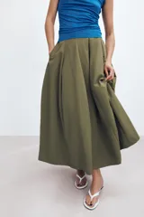 Falda midi negra de tiro alto con cintura elástica y diseño en capa.