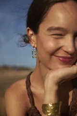 Aros colgantes con diseño orgánico inspirado en corales naturales, con acabado metálico brillante y cierre de perno con mariposa.