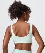 Top deportivo Get Over color menta, con escote en U y breteles anchos. Confeccionado en microfibra con copas integradas.