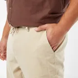 Pantalón chino de corte regular, color beige, confeccionado en mezcla de lino.