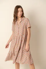 Vestido corto con estampado geométrico en tonos marrón, beige y celeste, con cuello camisero, mangas cortas y corte escalonado.