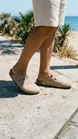 Zuecos Atenas de diseño clásico y cerrado en la parte delantera, con acabado texturizado, hebilla metálica regulable y suela cómoda.
