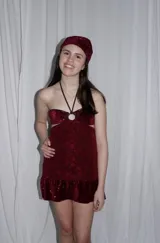 Vestido corto azul metalizado con diseño cut-out, argolla central en el busto, tirantes halter y falda con volado en el ruedo.