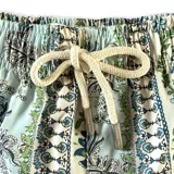 Short de baño con estampado ornamental de estilo paisley y rayas verticales en tonos azules, verdes y blancos. Cuenta con cintura elástica, dos bolsillos laterales y un bolsillo trasero.
