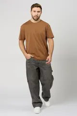 Jean baggy de corte amplio, estilo carpintero, color gris oscuro con efecto acid wash y costuras en contraste.