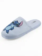 Pantuflas abiertas de tela suave color celeste, con estampado del personaje Stitch de Disney.