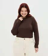 Blusa Ashua de manga larga y cuello redondo, confeccionada en tejido rib de poliéster y viscosa con textura acanalada, en color marrón.