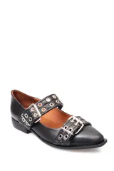 Zapato tipo Mary Jane de cuero con estampado de rosas y patrón de cuadros, con doble tira con hebillas metálicas y suela plana negra.
