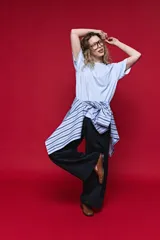 Remera de algodón con corte boxy fit, silueta amplia, hombros caídos y aberturas laterales.