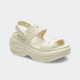 Sandalias tipo plataforma Crocs con diseño de dos correas y tira trasera ajustable. Presentan una suela gruesa con relieve texturizado y detalles en color azul contrastante sobre una base de color lila.